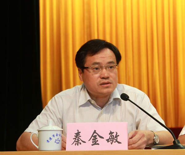 市委常委,市纪委书记秦金敏在会上宣读自治区纪委通报市长李新元主持