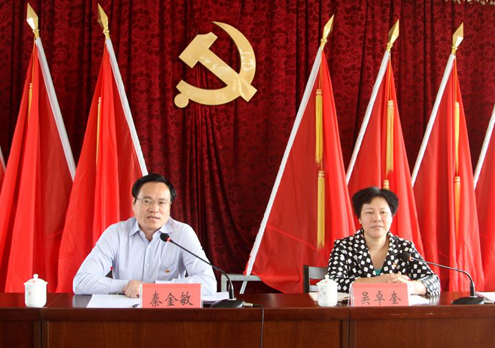 图为贵港市乡镇纪委规范化建设经验交流现场会现场图为秦金敏参观庆丰